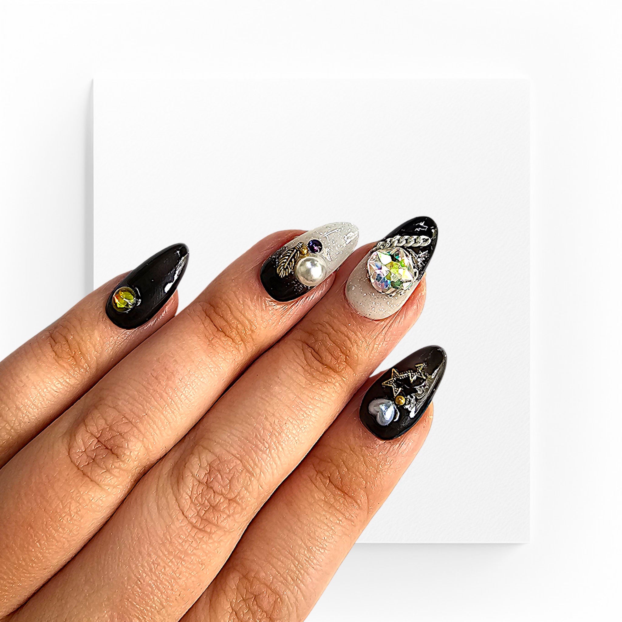 Handgjorda press on nails, med stenar och kedjor